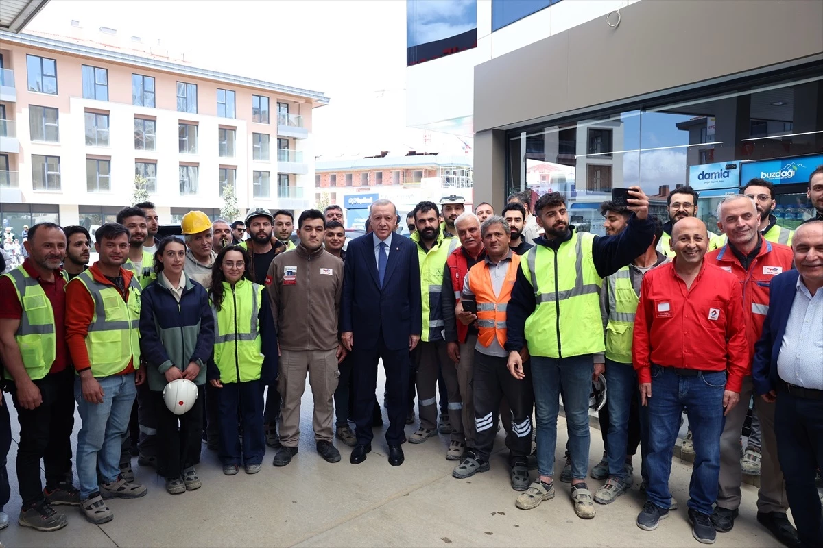 Cumhurbaşkanı Erdoğan Üsküdar’da Akaryakıt İstasyonu Çalışanlarını Ziyaret Etti